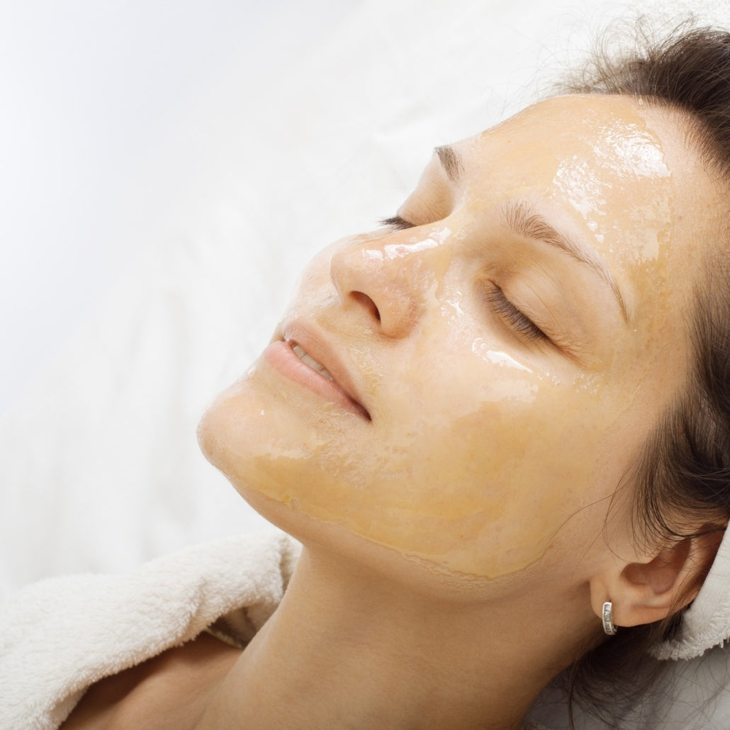 Pot de crème réparation cutanée CicaManuka - appliquer sur un visage de femme