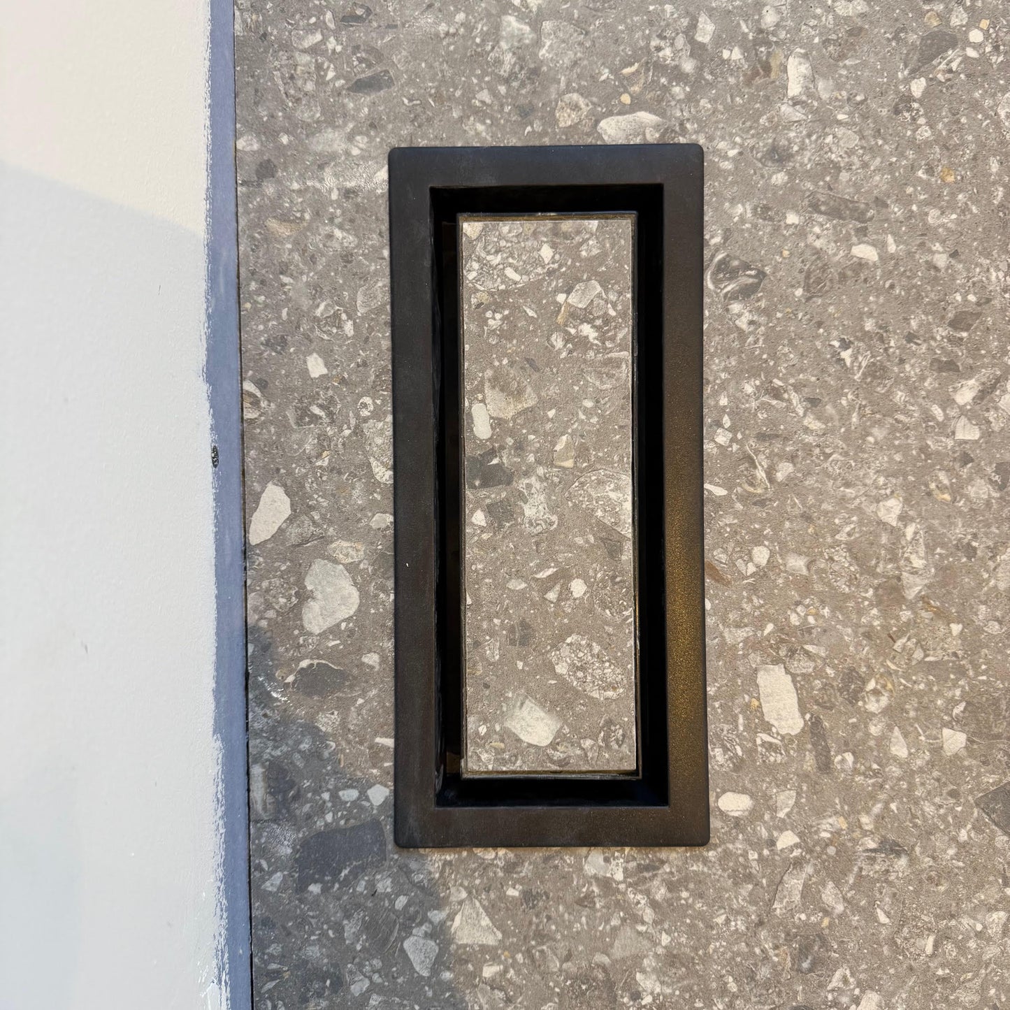 Close up sur une des trappes de ventilation carrelées