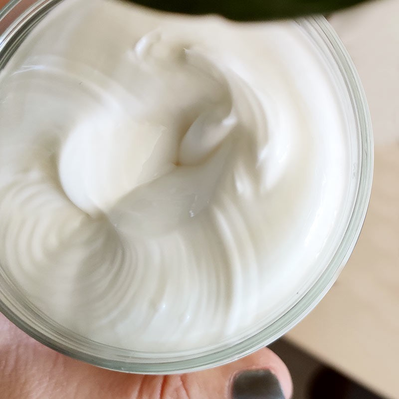 CLOSE UP SUR LE POT DE BAUME CORPS SOS POUR TOUTE LA FAMILLE FAIT À PARTIR DE GINKGO BILOBA DE LA COLLECTION HYDRATATION DE MARQUE CENTIFOLIA