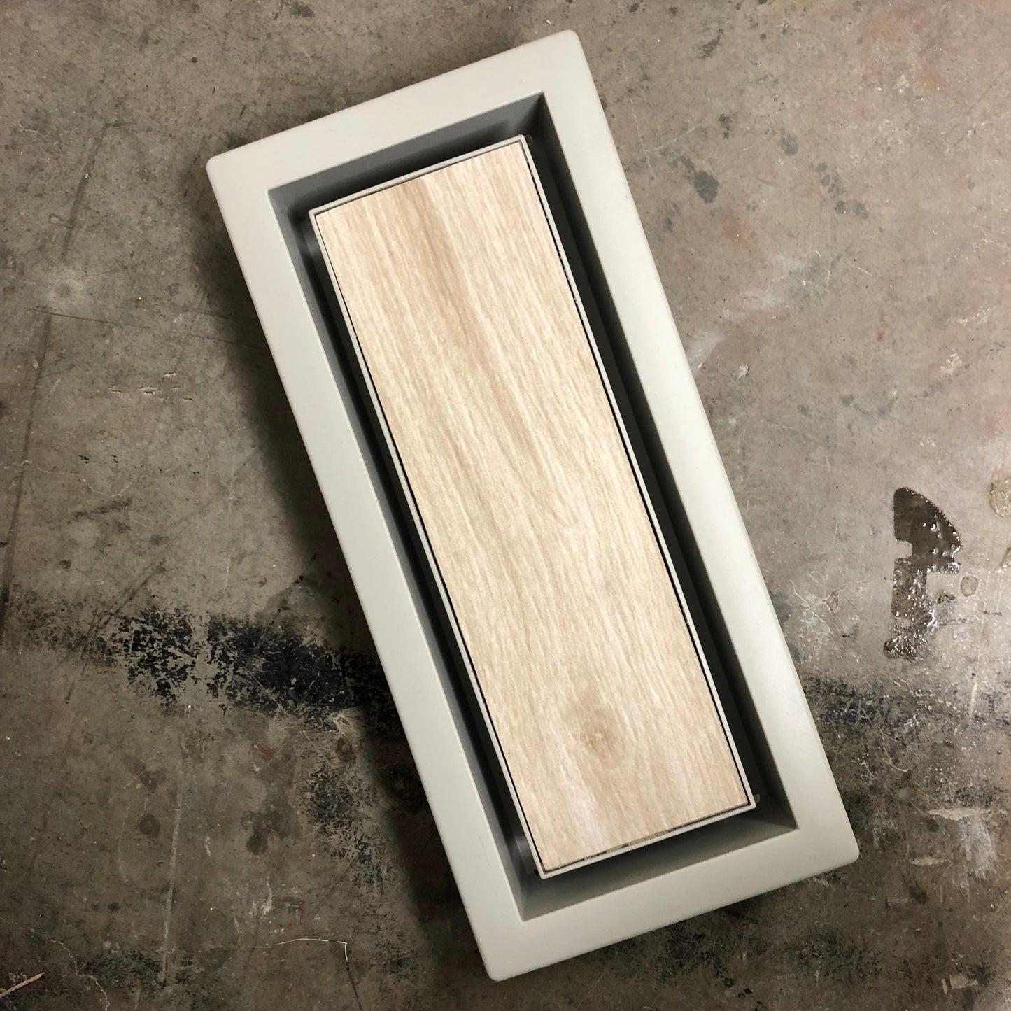 Close up sur une trappe de ventilation à carreler terminée avec une tuile imitation planche de bois