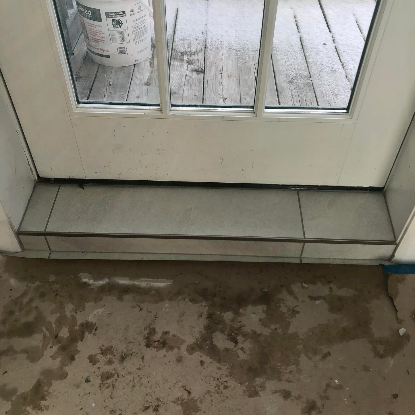 marche de la porte arrière de la maison avec le coulis fait