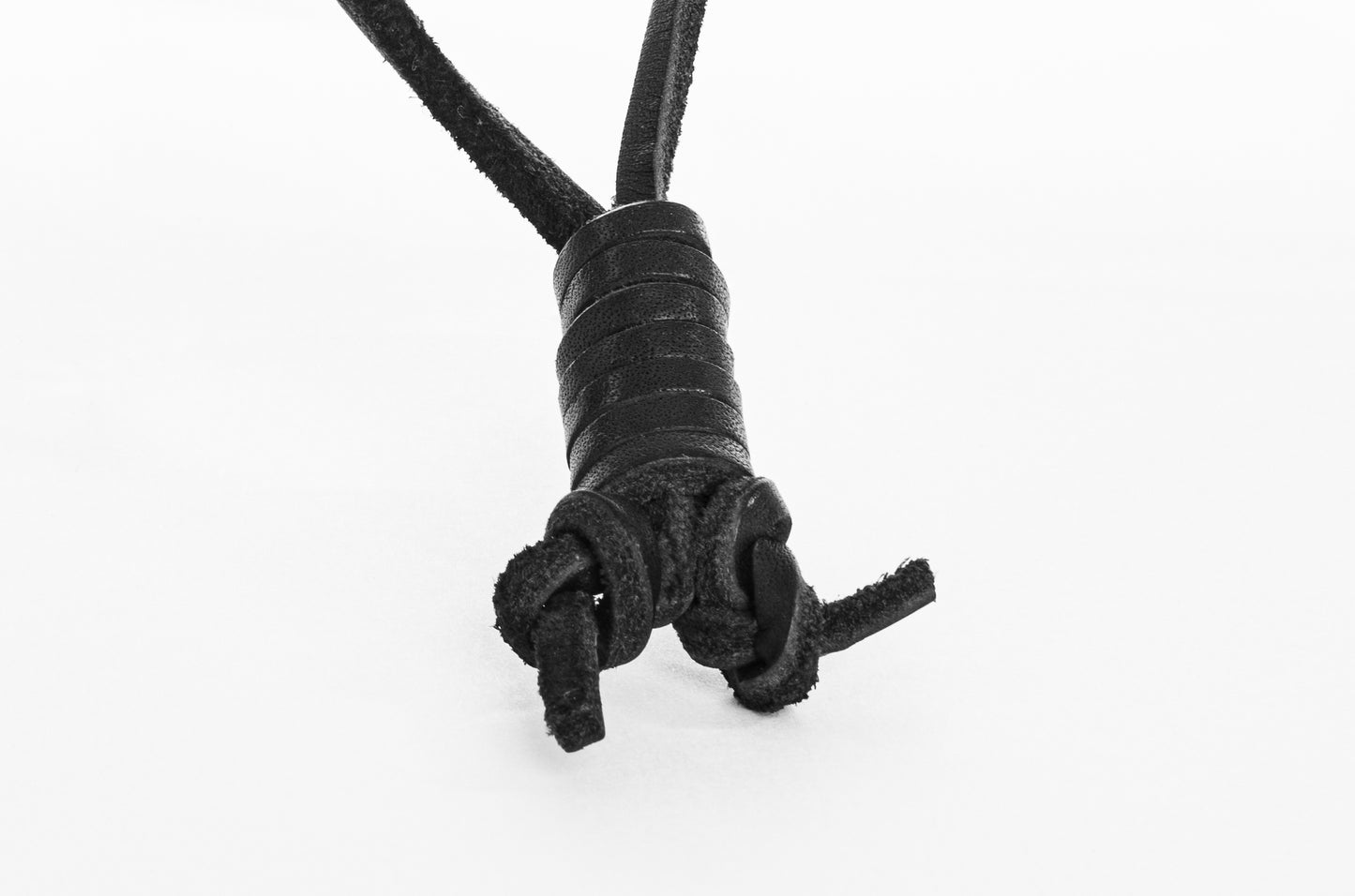 Prise de vue de près des 7 tours au niveau du noeud du collier BELIEVE fait par Red Point