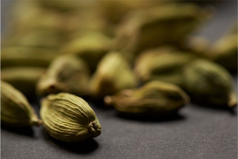 gros plan sur un grain de cardamome