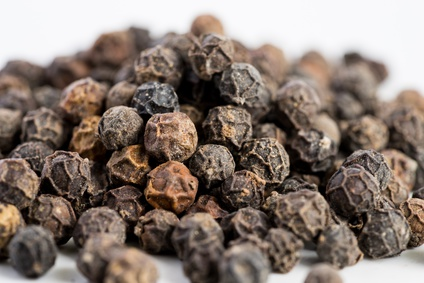 gros plan sur les grains de Poivre noir - BIO