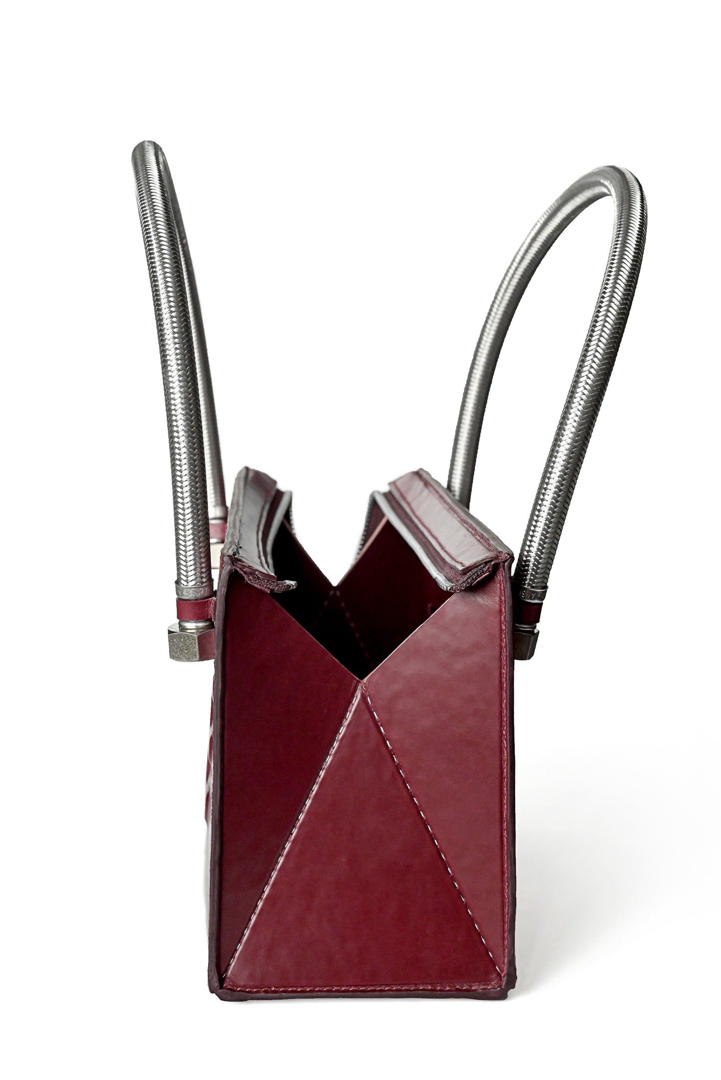 PHOTO DE CÔTÉ DU SAC EN CUIR DUMMY DE RED POINT OÙ ON PEUT Y VOIR DES POINTS DE COUTURE BLANC QUI RAPPEL LES LIVRES D'ORIGAMI AVEC DES TUYAUX COMME GANSES / POIGNÉES