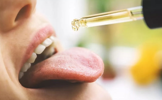 Photo du blogue de Red Point d'une bouche qui sort la langue pour l'utilisation des huiles essentielles par voie orale - sublinguale