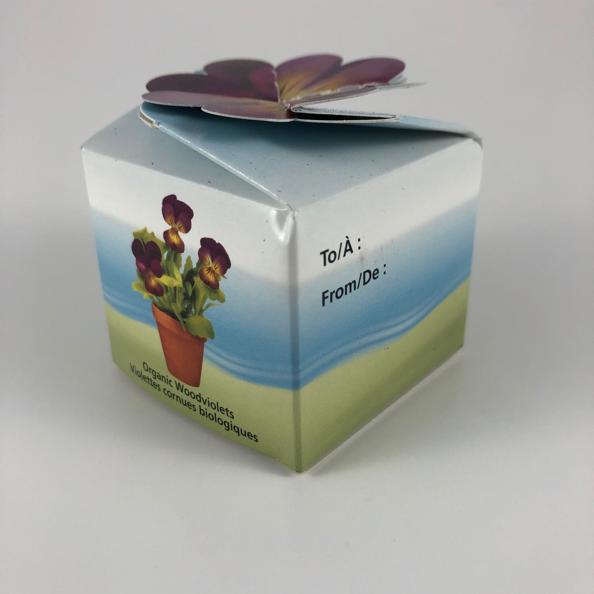 Vue du côté avec le "À" et "DE" de l'emballage pour le jardin d'amitié de violettes cornues bio