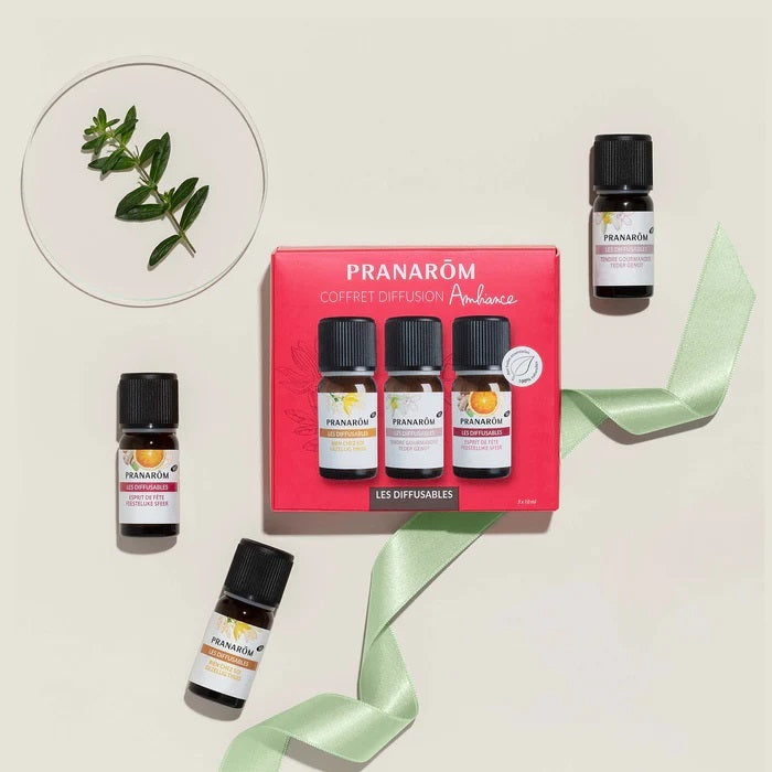 COFFRET AMBIANCE LES DIFFUSABLES DE MARQUE PRANAROM QUI CONTIENT 3 x 10 ML DE CHAQUE FRAGRANCE: TEMPS DES FÊTES, TENDRE GOURMANDISE ET BIEN CHEZ SOI