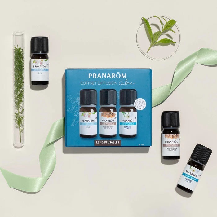 COFFRET CALME LES DIFFUSABLES DE MARQUE PRANAROM QUI CONTIENT 3 x 10 ML DE CHAQUE FRAGRANCE: ZEN, SOMMEIL ET MÉDITATION