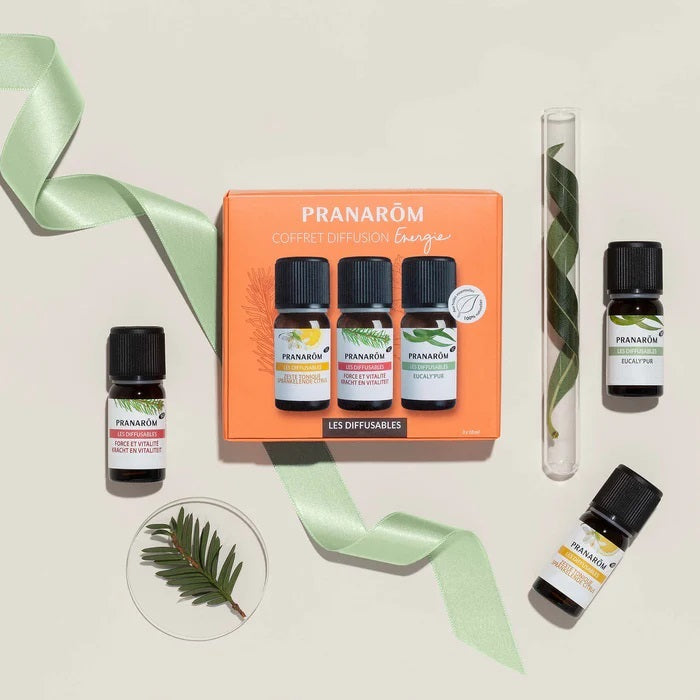 COFFRET ÉNERGIE LES DIFFUSABLES DE MARQUE PRANAROM QUI CONTIENT 3 x 10 ML DE CHAQUE FRAGRANCE: ZESTE TONIQUE, EUCALY'PUR ET IMM'PLUS (FORCE ET VITALITÉ)