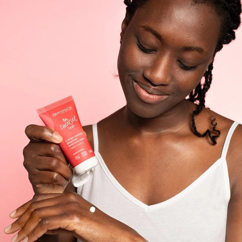 TUBE DE CRÈME À MAINS DOUCEUR DE MARQUE CENTIFOLIA DE LA COLLECTION MON ESSENTIEL EN APPLICATION