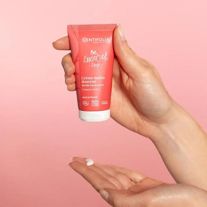 TUBE DE CRÈME À MAINS DOUCEUR DE MARQUE CENTIFOLIA DE LA COLLECTION MON ESSENTIEL EN UTILISATION