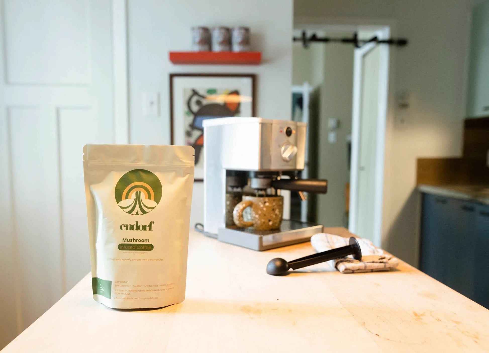 EMBALLAGE DES GRAINS DE CAFÉ INFUSÉS AUX CHAMPIGNONS AVEC MACHINE EN ARRIÈRE PLAN