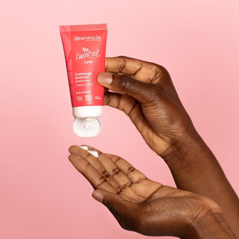 TUBE DE GOMMAGE DOUCEUR DE MARQUE CENTIFOLIA DE LA COLLECTION MON ESSENTIEL EN UTILISATION