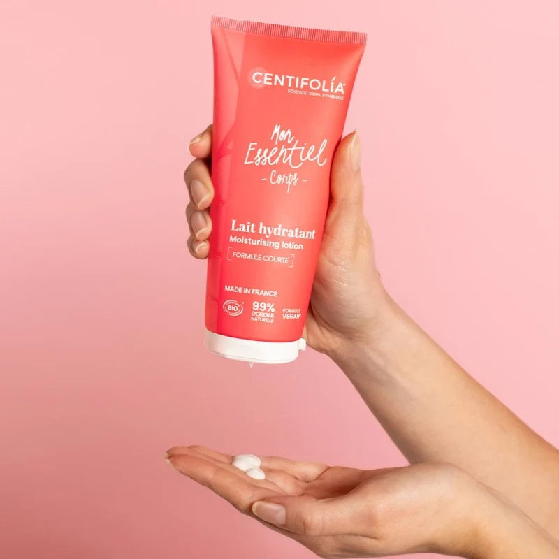 TUBE DE LAIT HYDRATANT DE LA MARQUE CENTIFOLIA DE LA COLLECTION MON ESSENTIEL EN UTILISATION