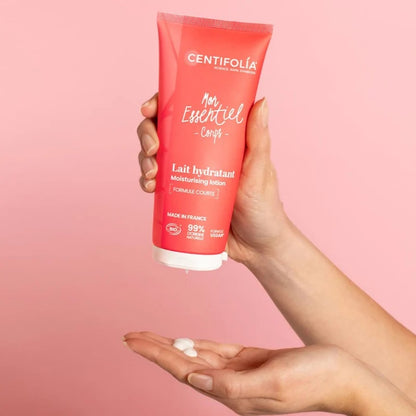 TUBE DE LAIT HYDRATANT DE LA MARQUE CENTIFOLIA DE LA COLLECTION MON ESSENTIEL EN UTILISATION