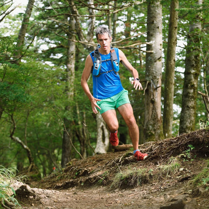 HOMME QUI COURS DANS LA FORÊT