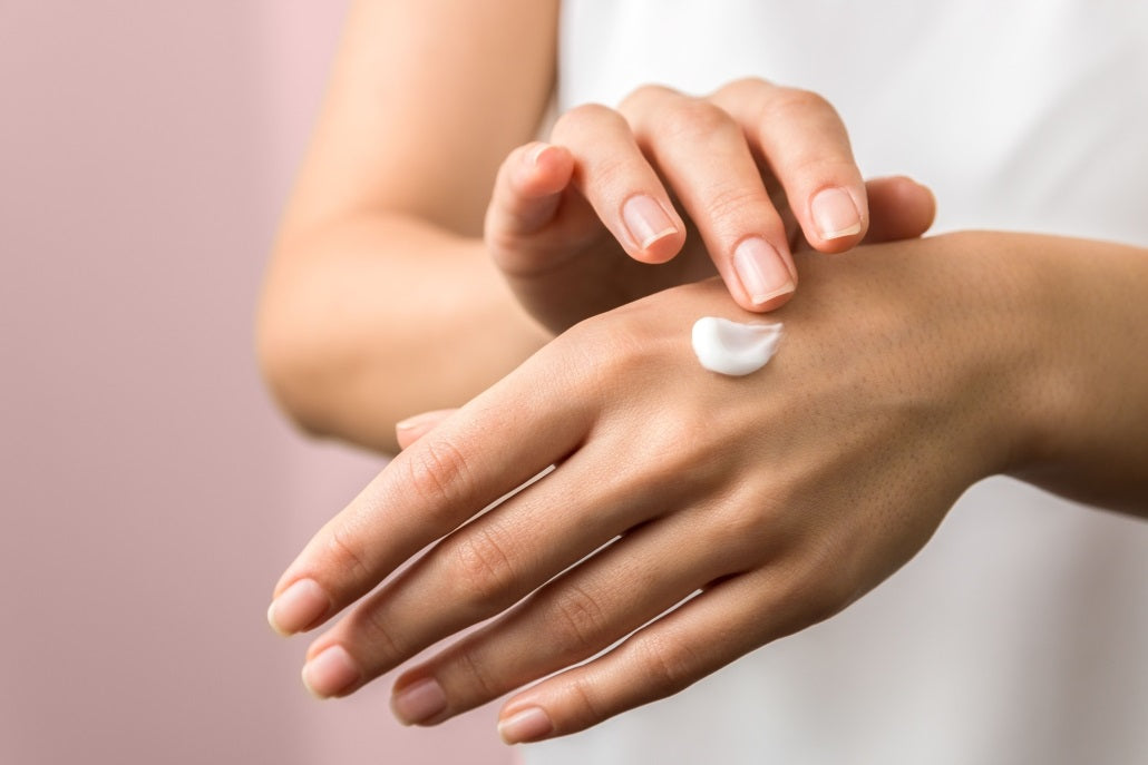 SOIN DES MAINS AVEC LA CRÈME SOIN DES MAINS RÉPARATEUR DE LA MARQUE CICAMANUKA