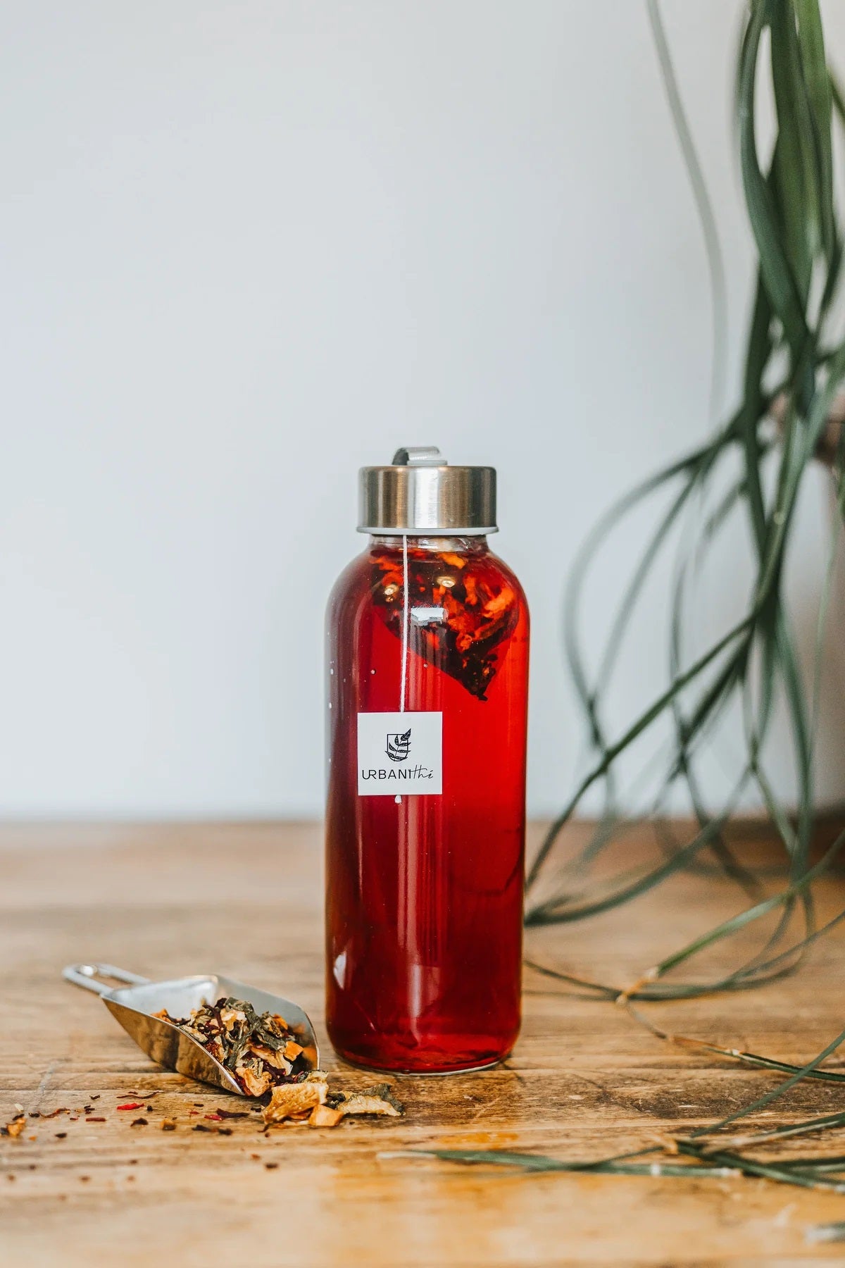 BOUTEILLE RÉUTILISSABLE AVEC UN  SACHET DE TISANE SANS SUCRE ET SANS THÉINETHÉ PÊCHE ESTRAGON DE LA MARQUE URBANITHÉ