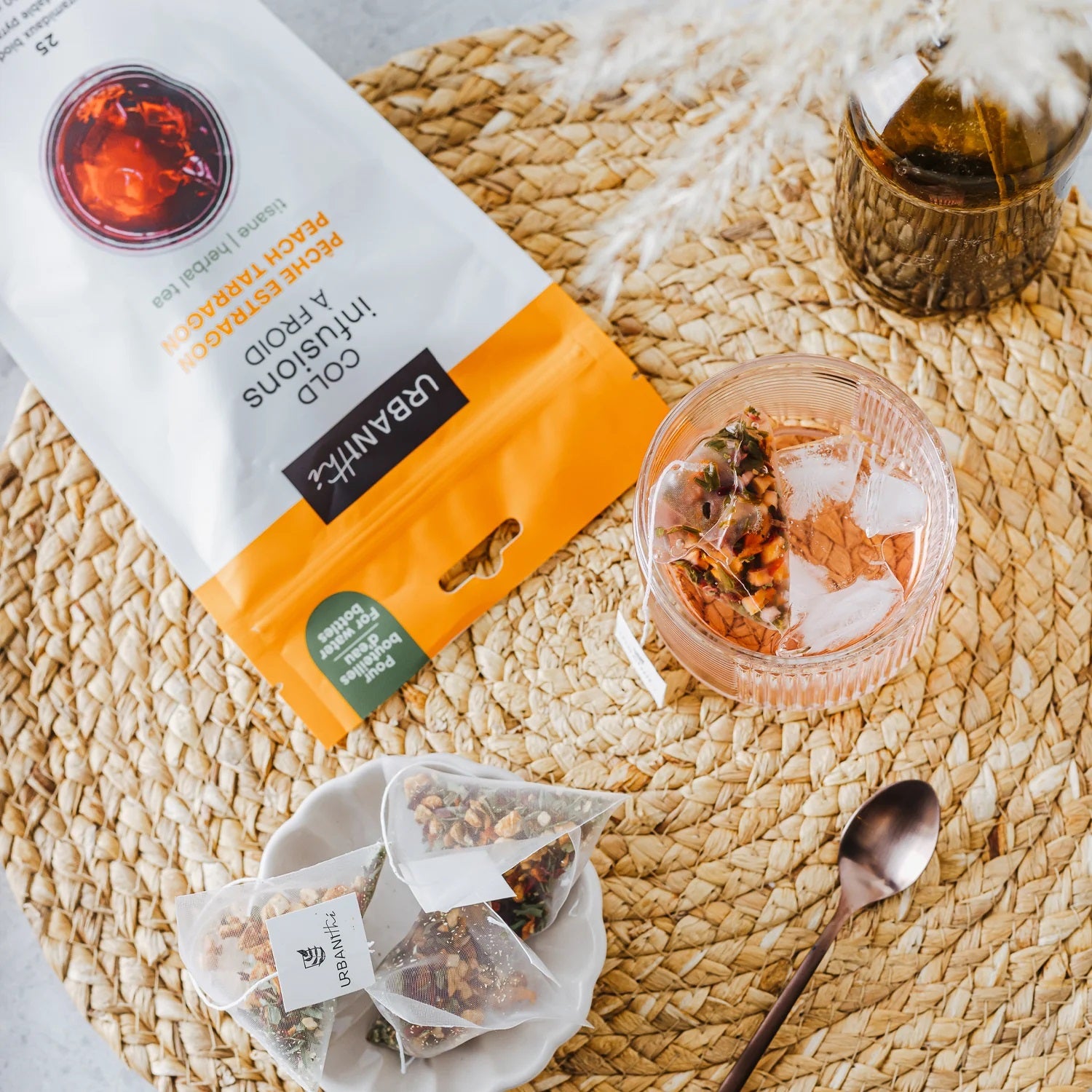 EMBALLAGE DE 25 SACHET DE TISANE SANS SUCRE ET SANS THÉINE PÊCHE ESTRAGON DE LA MARQUE URBANITHÉ AVEC UNE TASSE PRÊT POUR L'UTILISATION