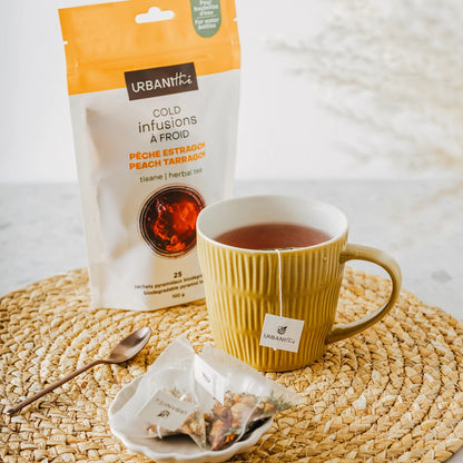 EMBALLAGE DE 25 SACHET DE TISANE SANS SUCRE ET SANS THÉINE PÊCHE ESTRAGON DE LA MARQUE URBANITHÉ AVEC UNE TASSE