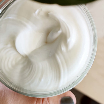 CLOSE UP SUR LE POT DE BAUME CORPS SOS POUR TOUTE LA FAMILLE FAIT À PARTIR DE GINKGO BILOBA DE LA COLLECTION HYDRATATION DE MARQUE CENTIFOLIA