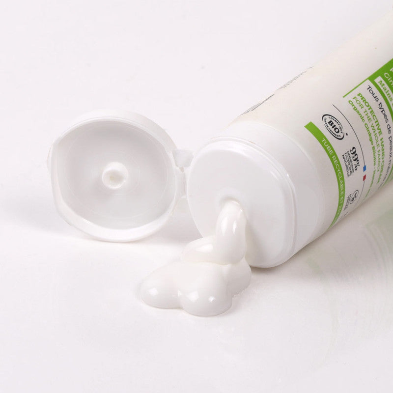 TUBE OUVERT DE CRÈME À MAINS PROTECTRICE POUR TOUTE LA FAMILLE (MAINS ET ONGLES) FAIT À PARTIR DE GINKGO BILOBA DE LA COLLECTION HYDRATATION DE MARQUE CENTIFOLIA AVEC DE LA CRÈME QUI SORT