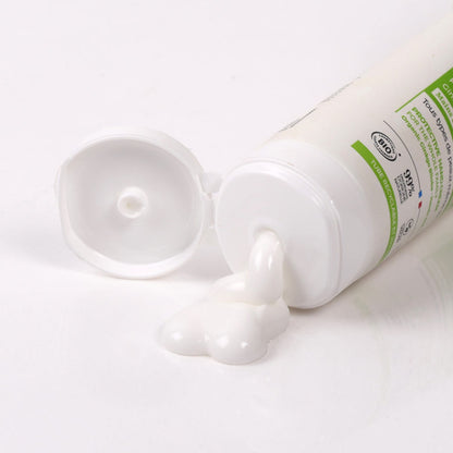 TUBE OUVERT DE CRÈME À MAINS PROTECTRICE POUR TOUTE LA FAMILLE (MAINS ET ONGLES) FAIT À PARTIR DE GINKGO BILOBA DE LA COLLECTION HYDRATATION DE MARQUE CENTIFOLIA AVEC DE LA CRÈME QUI SORT