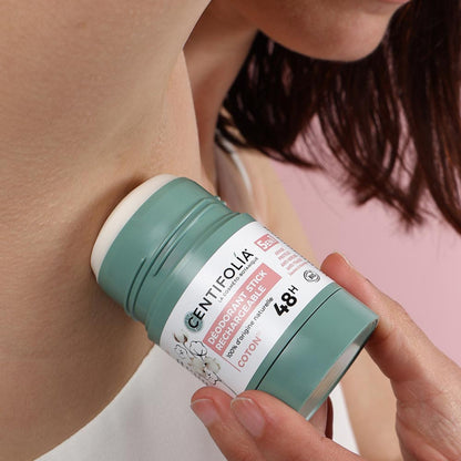 PERSONNE EN TRAIN D'UTILISER LE DÉODORANT STICK RECHARGEABLE TENU 48 HEURES DE MARQUE CENTIFOLIA FRAGRANCE FLEUR DE COTON