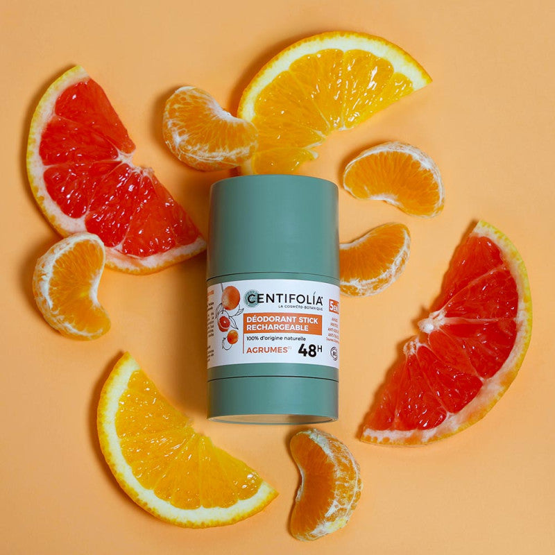 DÉODORANT STICK RECHARGEABLE TENU 48 HEURES DE MARQUE CENTIFOLIA FRAGRANCE AGRUME SUR DES QUARTIERS D'ORANGES ET DE PAMPLEMOUSSES