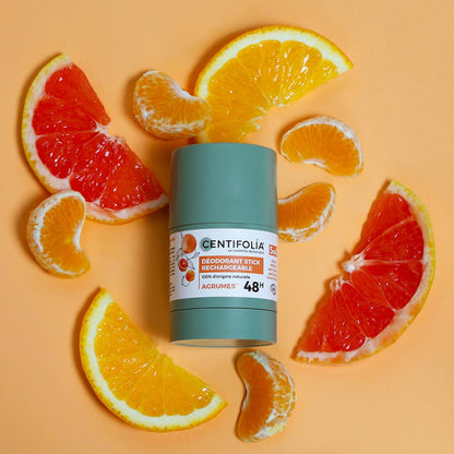 DÉODORANT STICK RECHARGEABLE TENU 48 HEURES DE MARQUE CENTIFOLIA FRAGRANCE AGRUME SUR DES QUARTIERS D'ORANGES ET DE PAMPLEMOUSSES