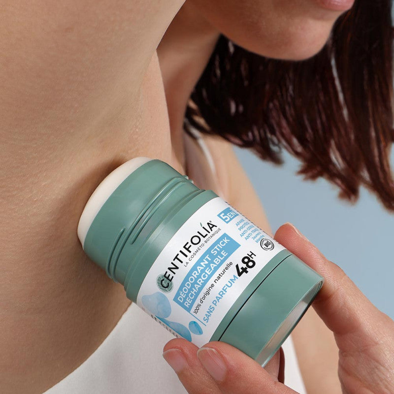 PERSONNE QUI UTILISE LE DÉODORANT STICK RECHARGEABLE TENU 48 HEURES DE MARQUE CENTIFOLIA SANS PARFUM 
