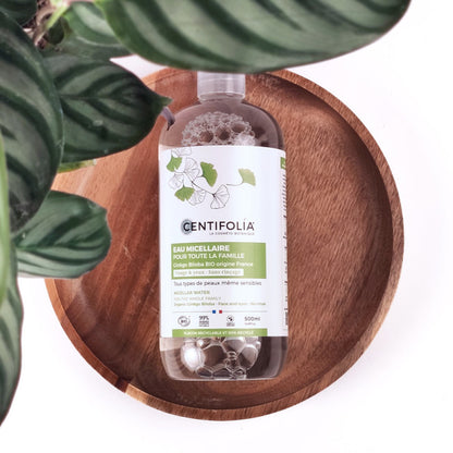 BOUTEILLE D'EAU MICELLAIRE POUR TOUTE LA FAMILLE (VISAGE ET YEUX SANS RINÇAGE) FAIT À PARTIR DE GINKGO BILOBA DE LA COLLECTION HYDRATATION DE MARQUE CENTIFOLIA SUR UN PLATEAU