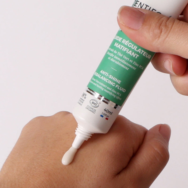 PERSONNE QUI UTILISE LE TUBE DE FLUIDE RÉGULATEUR MATIFIANT FAIT À PARTIR D'HYDROLAT DE THÉ VERT BIOLOGIQUE DE LA COLLECTION FRAÎCHEUR DE THÉ DE MARQUE CENTIFOLIA