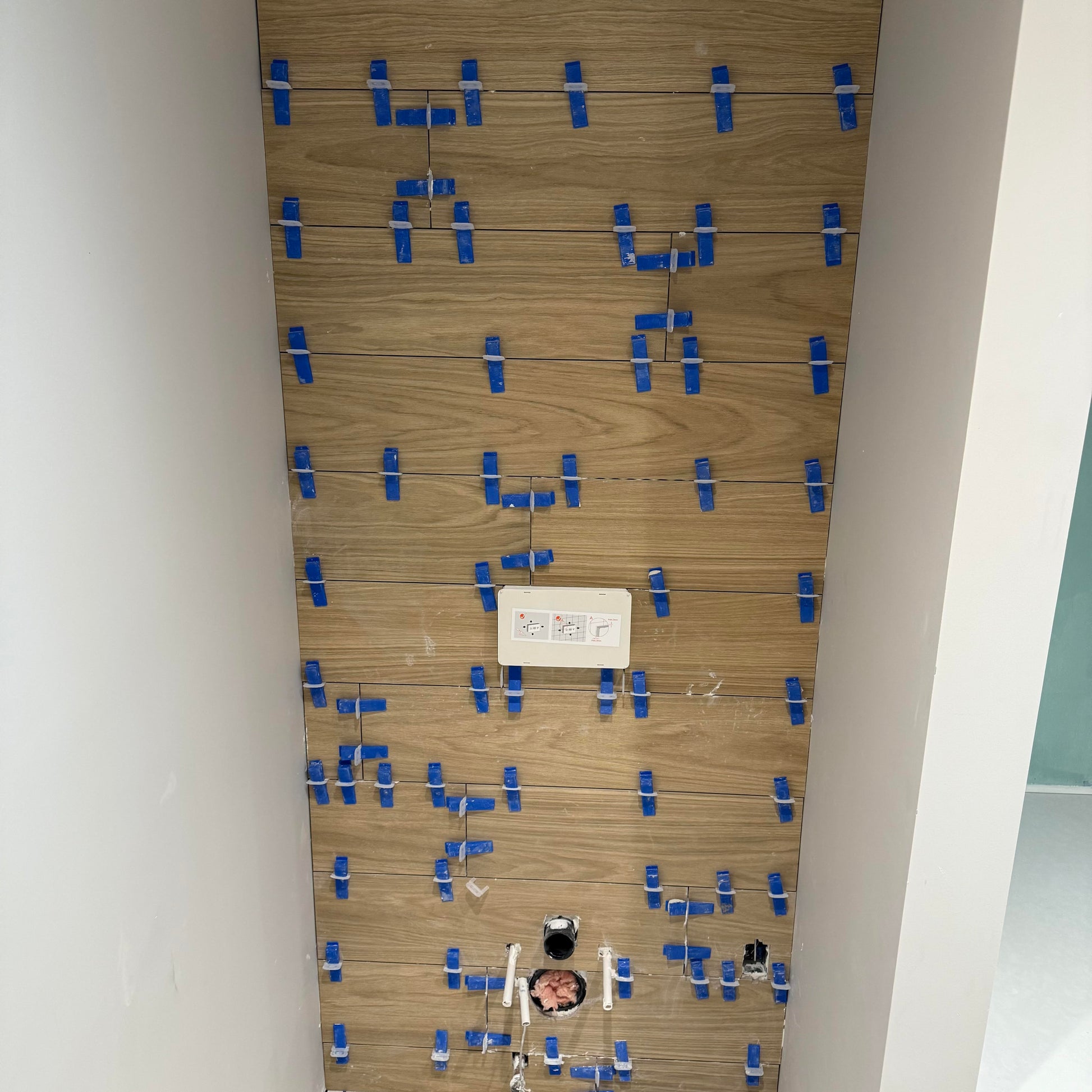 installation du mur d'imitation bois