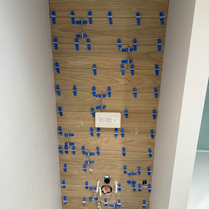 installation du mur d'imitation bois