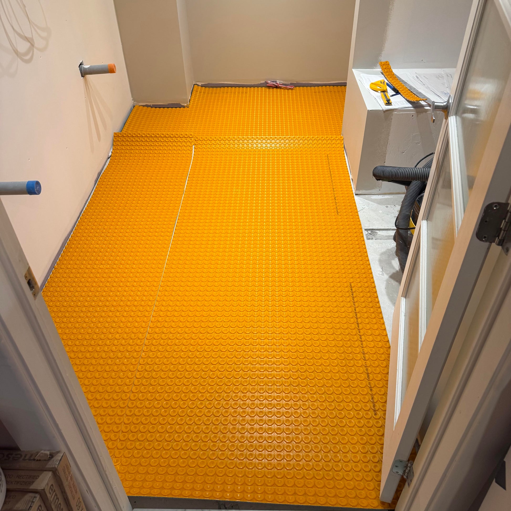 installation de la membrane pour le fils chauffant au sol