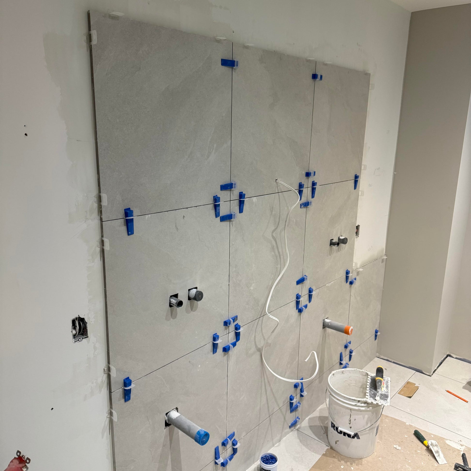 Installation du mur (dosseret) de la vanité