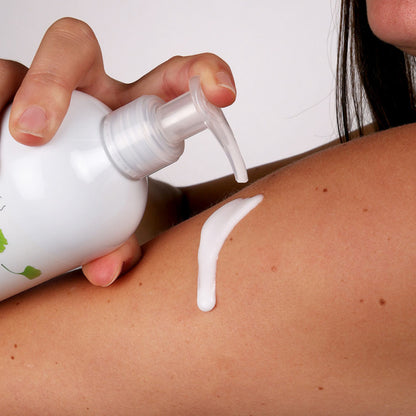 PERSONNE QUI APPLIQUE DU LAIT CORPS HYDRATANT POUR TOUTE LA FAMILLE FAIT À PARTIR DE GINKGO BILOBA DE LA COLLECTION HYDRATATION DE MARQUE CENTIFOLIA