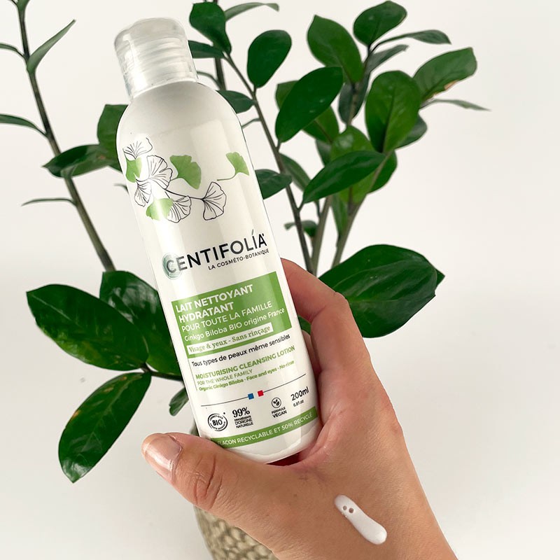 BOUTEILLE DE LAIT NETTOYANT HYDRATANT POUR TOUTE LA FAMILLE (VISAGE ET YEUX SANS RINÇAGE) FAIT À PARTIR DE GINKGO BILOBA DE LA COLLECTION HYDRATATION DE MARQUE CENTIFOLIA AVEC UN ÉCHANTILLON SUR UNE MAIN