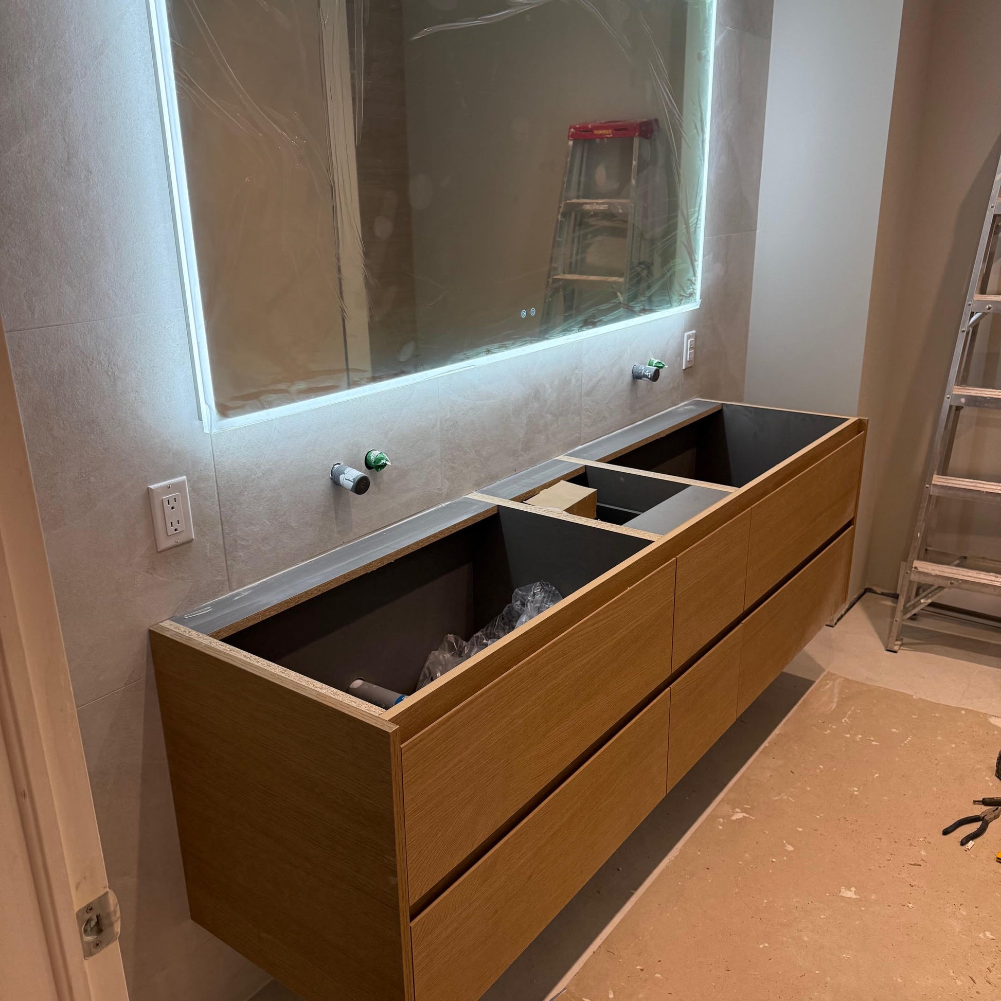 Dosseret avec miroir et vanité en installation