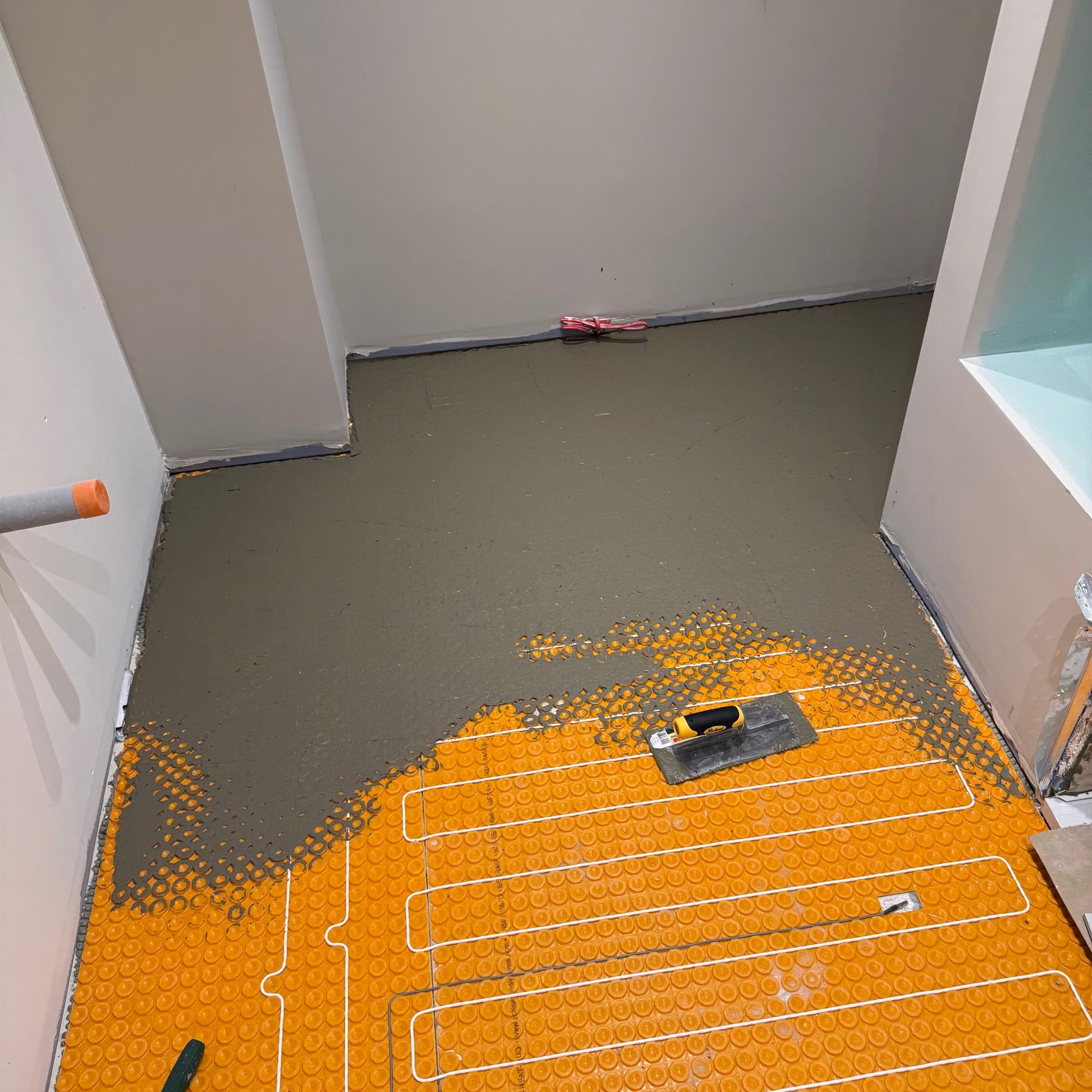 recouvrir la membrane de ciment-colle