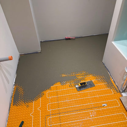 recouvrir la membrane de ciment-colle