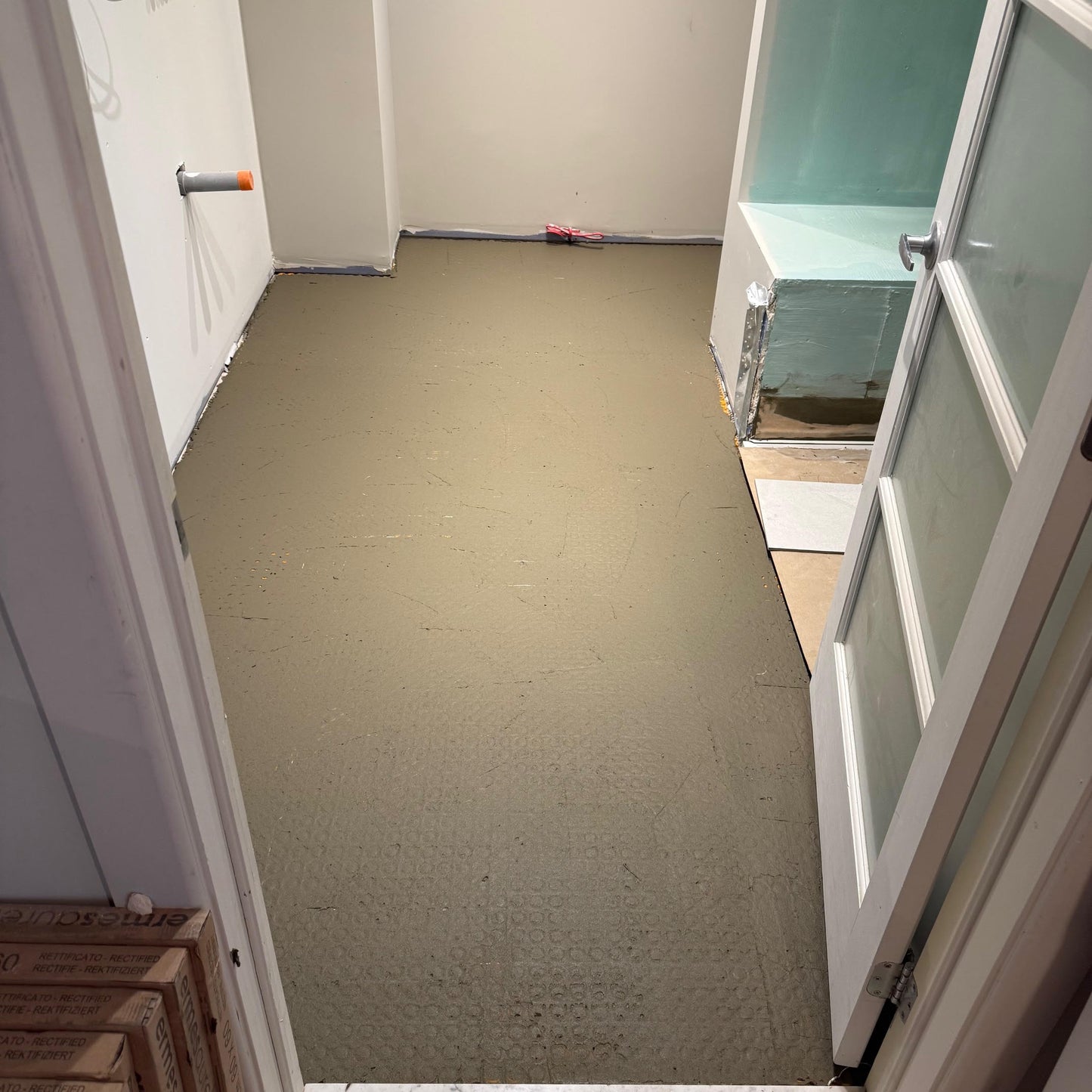 membrane recouverte totalement de ciment-colle et prête à recevoir les tuiles