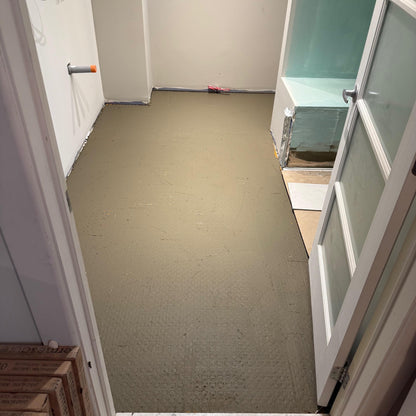 membrane recouverte totalement de ciment-colle et prête à recevoir les tuiles