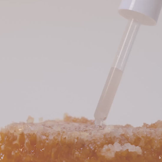 VIDÉO DE LA BOUTEILLE DE SÉRUM RÉGÉNÉRANT 5% DE MIEL DE MANUKA DE MARQUE CICAMANUKA