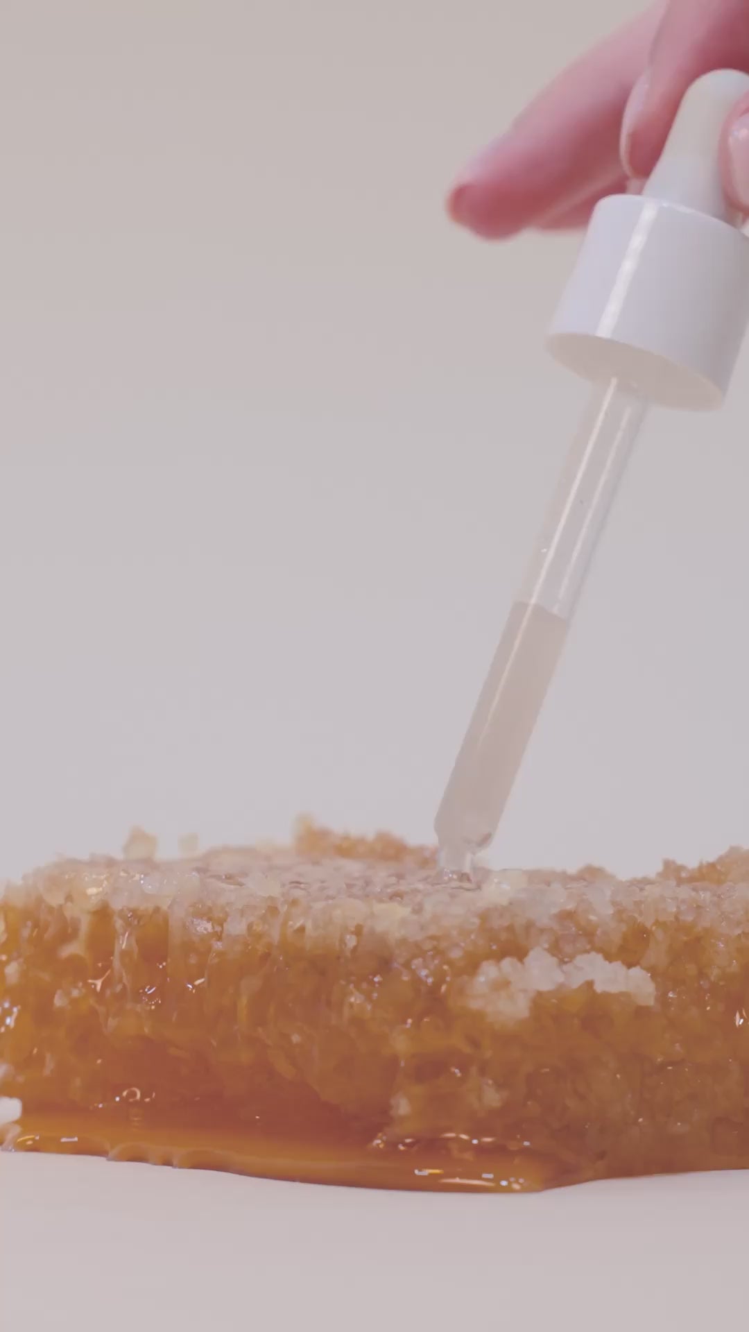 VIDÉO DE LA BOUTEILLE DE SÉRUM RÉGÉNÉRANT 5% DE MIEL DE MANUKA DE MARQUE CICAMANUKA