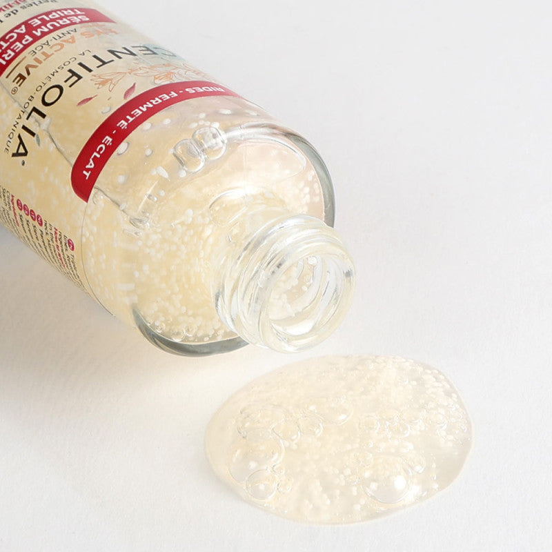 BOUTEILLE DE SÉRUM PERLÉ TRIPLE ACTION DE LA COLLECTION LYS ACTIVE DE LA MARQUE CENTIFOLIA SUR LE CÔTÉ