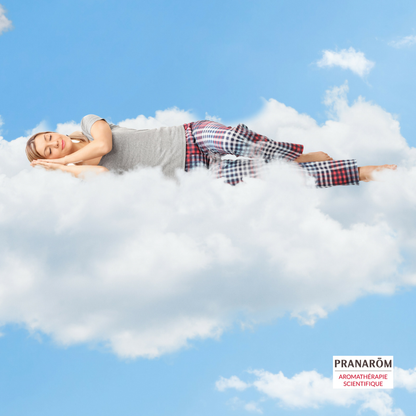 femme sur un nuage qui dort paisiblement