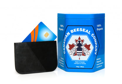Gros pot de Canadian Beeseal et un porte-cartes avant et après l'application du produit
